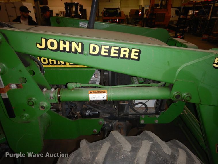 image for item IG9241 2001 John Deere 5105  tractor