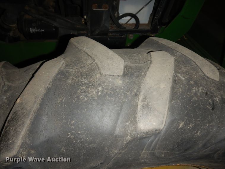 image for item IG9241 2001 John Deere 5105  tractor