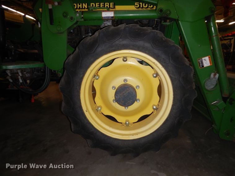 image for item IG9241 2001 John Deere 5105  tractor