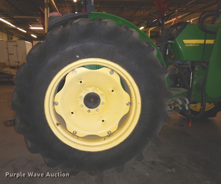 image for item IG9241 2001 John Deere 5105  tractor