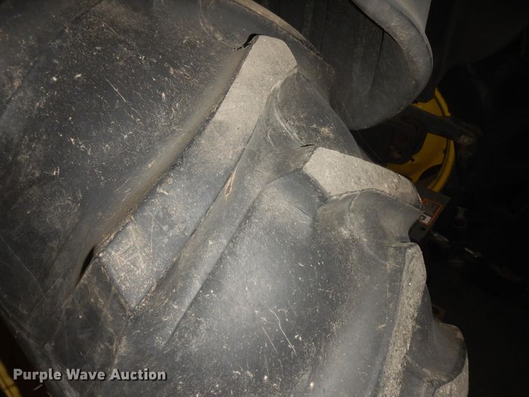 image for item IG9241 2001 John Deere 5105  tractor