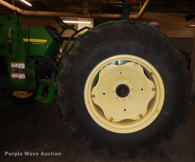 image for item IG9241 2001 John Deere 5105  tractor