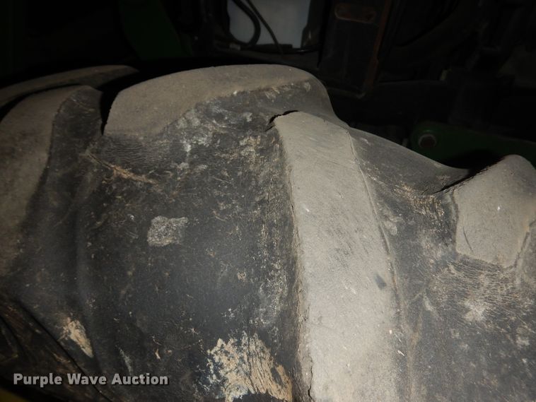 image for item IG9241 2001 John Deere 5105  tractor