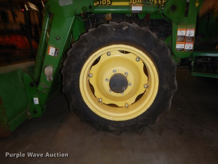 image for item IG9241 2001 John Deere 5105  tractor