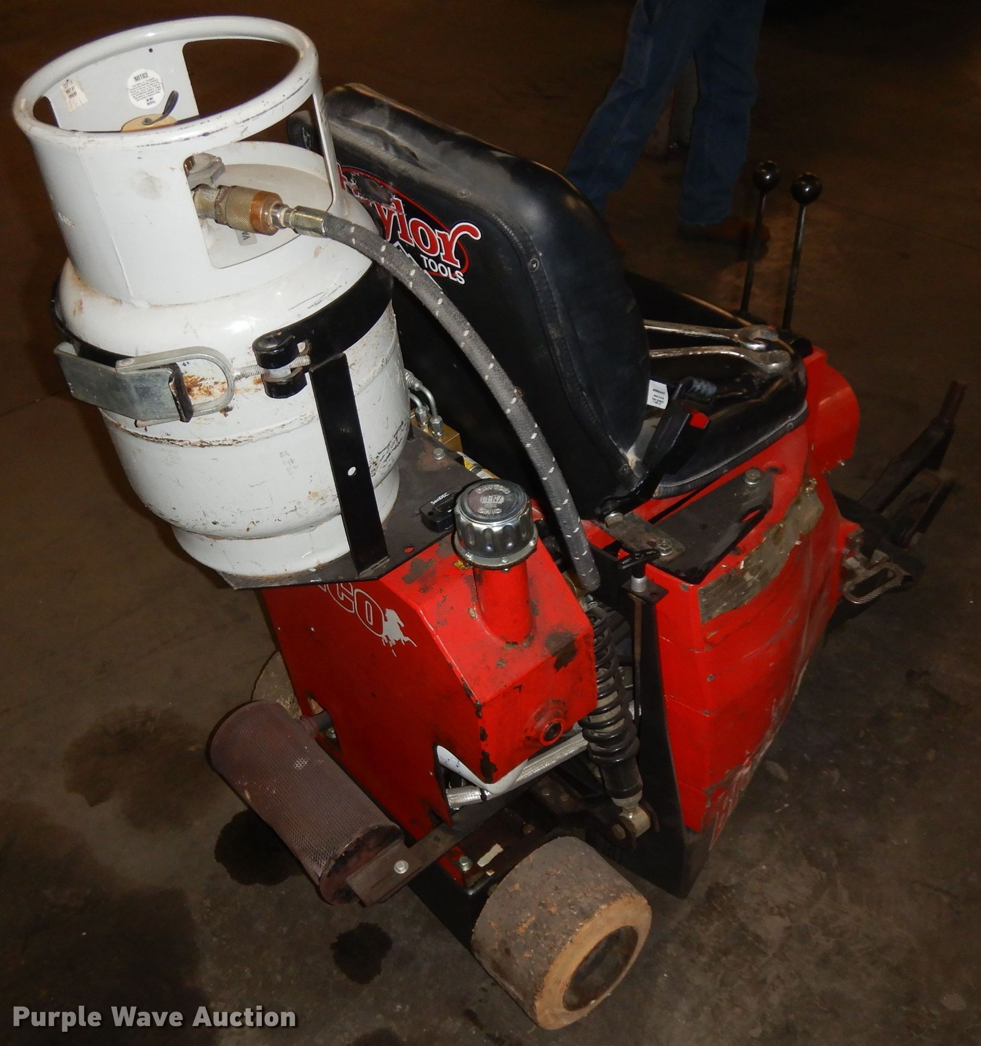 Taylor Tools Bronco floor scraper in Topeka, KS Item IG9243 sold