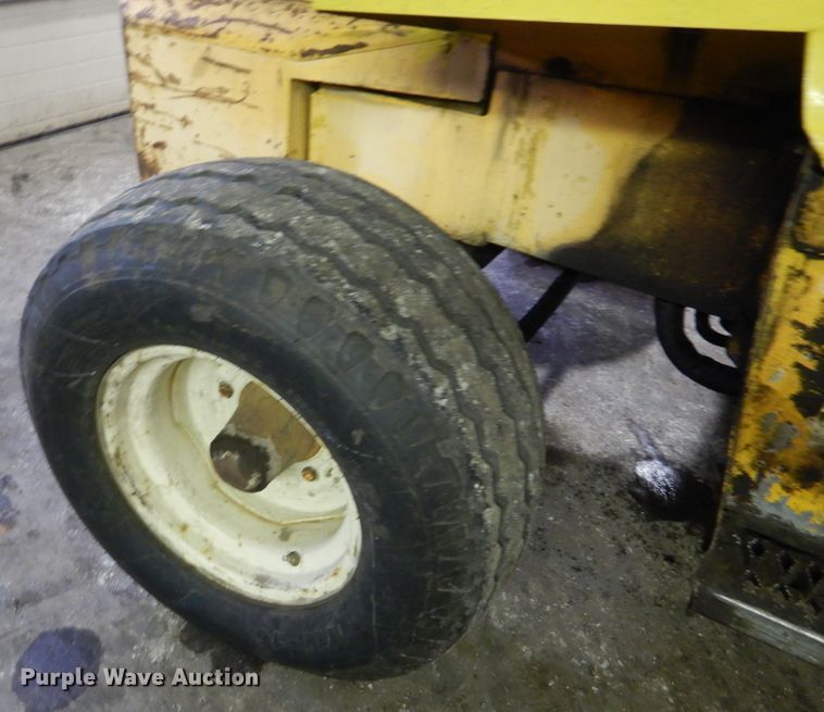 image for item AF9900 Allis Chalmers 706  forklift