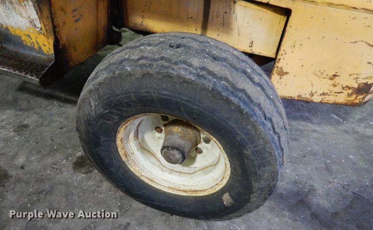 image for item AF9900 Allis Chalmers 706  forklift