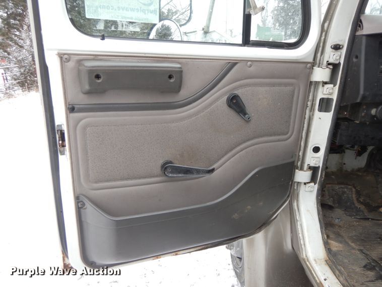 image for item DF6432 1999 International 4700  dump truck