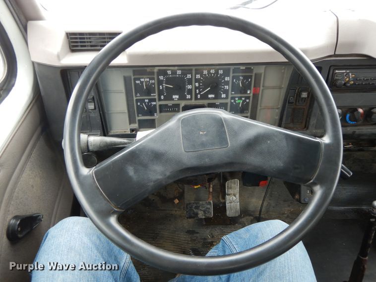 image for item DF6432 1999 International 4700  dump truck