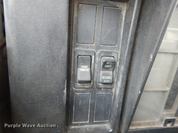 image for item DF6432 1999 International 4700  dump truck