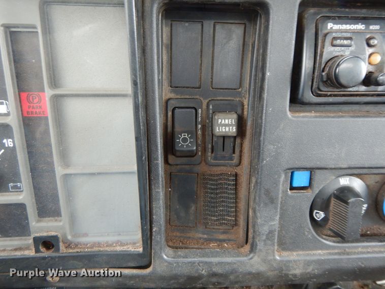 image for item DF6432 1999 International 4700  dump truck