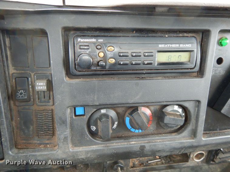 image for item DF6432 1999 International 4700  dump truck