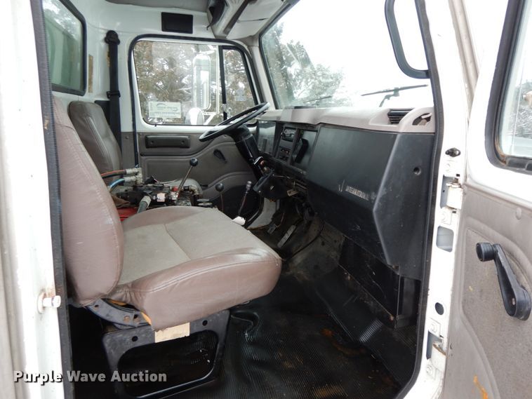 image for item DF6432 1999 International 4700  dump truck