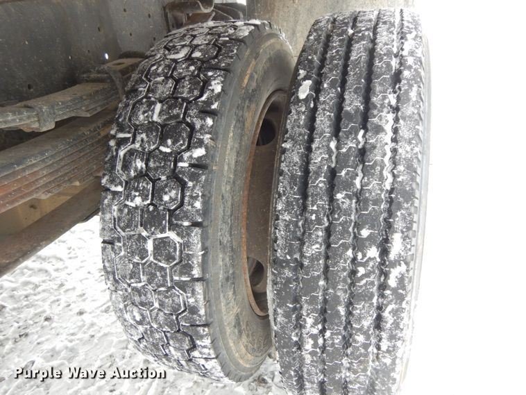 image for item DF6432 1999 International 4700  dump truck