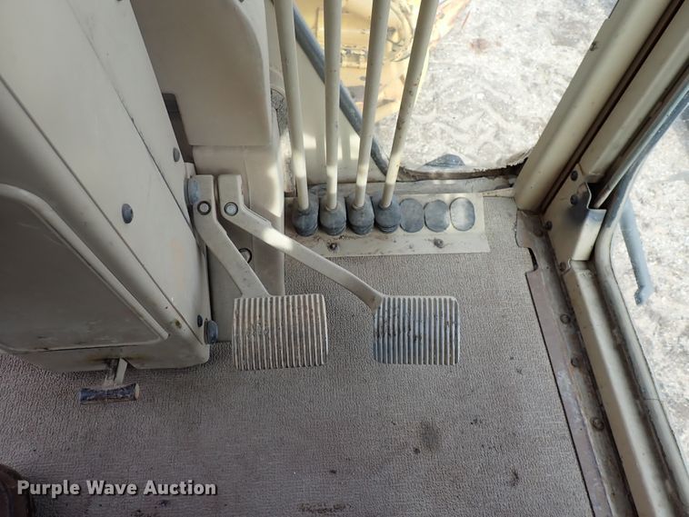 image for item DJ0000 2001 Caterpillar 140H  motor grader