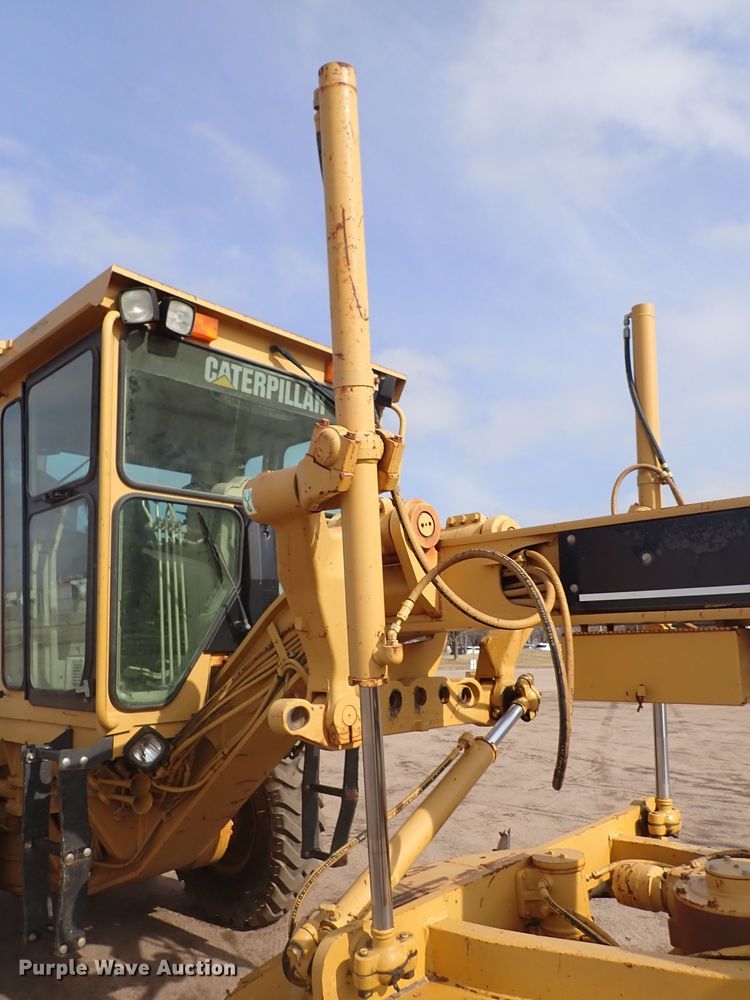 image for item DJ0000 2001 Caterpillar 140H  motor grader