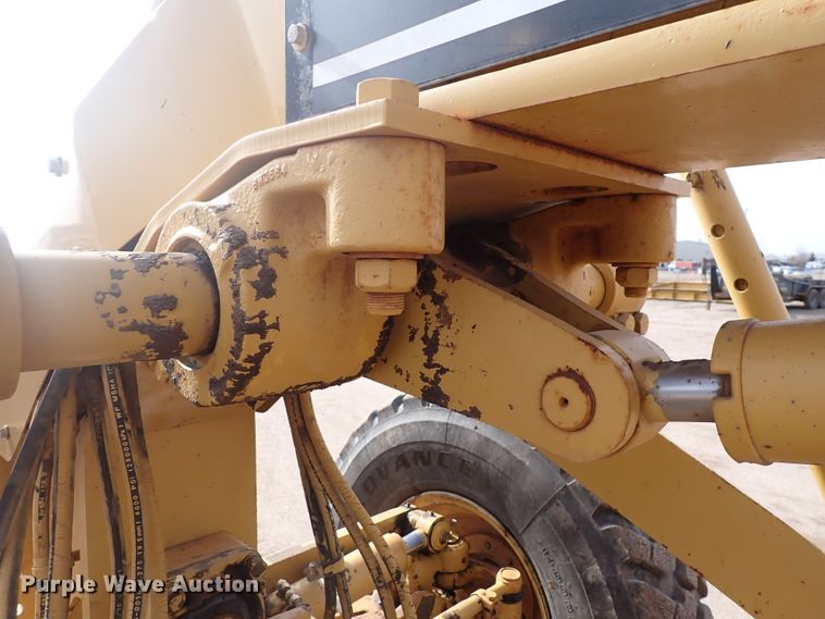 image for item DJ0000 2001 Caterpillar 140H  motor grader