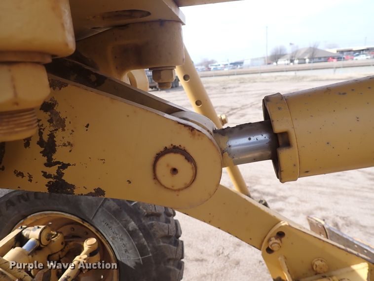 image for item DJ0000 2001 Caterpillar 140H  motor grader