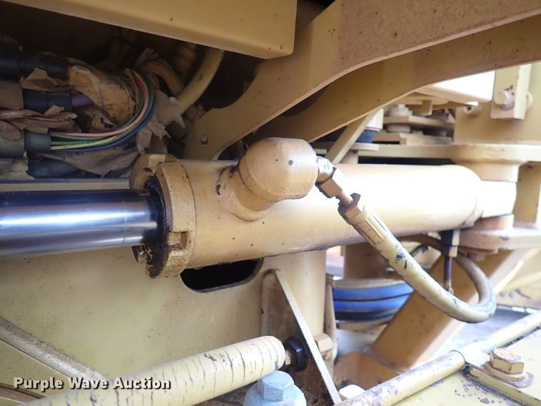 image for item DJ0000 2001 Caterpillar 140H  motor grader