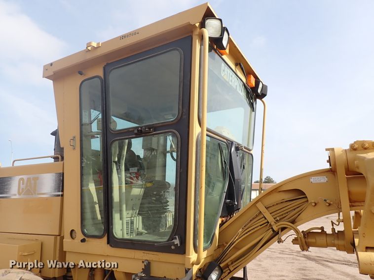 image for item DJ0000 2001 Caterpillar 140H  motor grader