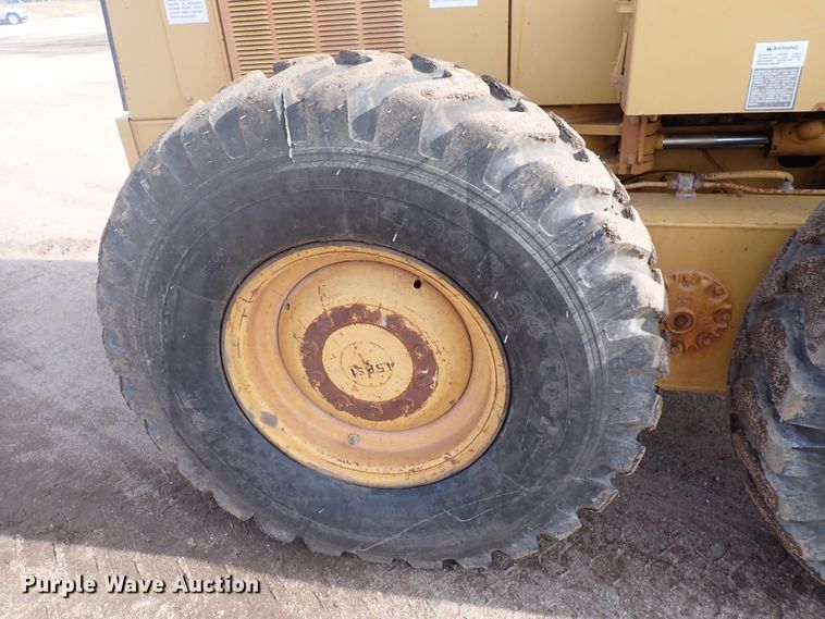 image for item DJ0000 2001 Caterpillar 140H  motor grader