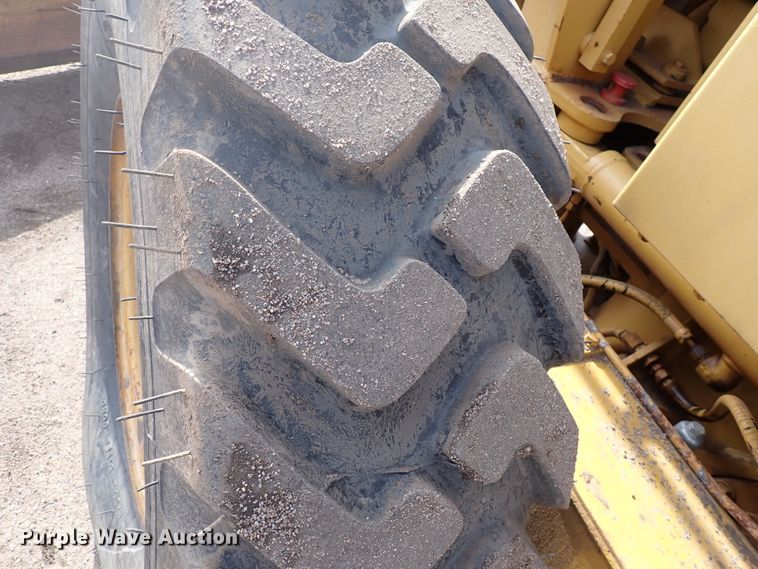 image for item DJ0000 2001 Caterpillar 140H  motor grader