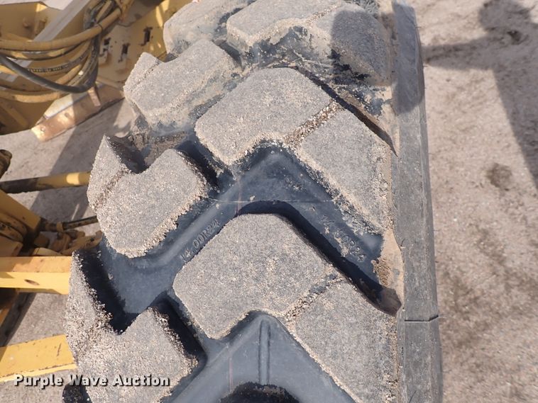 image for item DJ0000 2001 Caterpillar 140H  motor grader