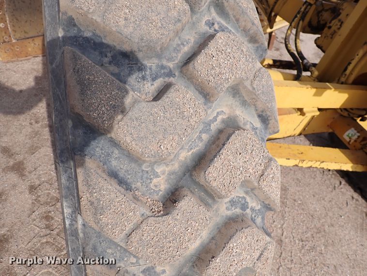 image for item DJ0000 2001 Caterpillar 140H  motor grader