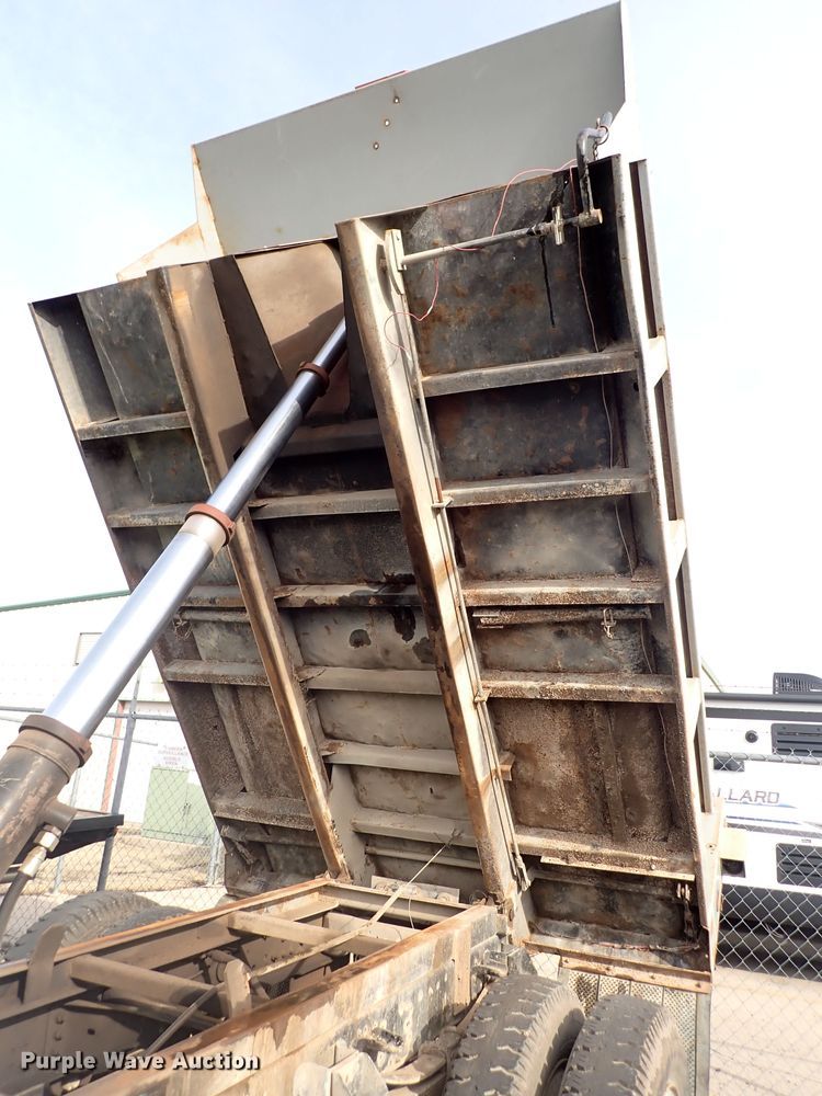 image for item DJ0012 1993 Ford F600  dump truck