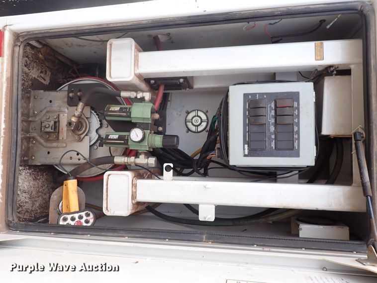 image for item DJ0016 2009 GMC C5500  utility / service truck