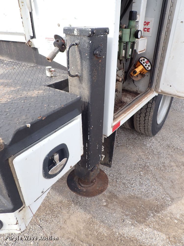 image for item DJ0016 2009 GMC C5500  utility / service truck