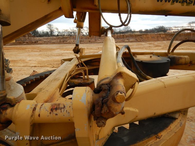 image for item DJ8235 1973 John Deere 570A  motor grader