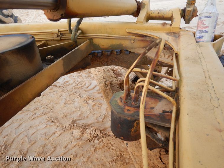 image for item DJ8235 1973 John Deere 570A  motor grader