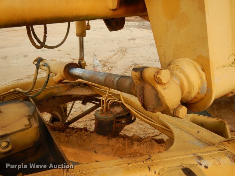 image for item DJ8235 1973 John Deere 570A  motor grader