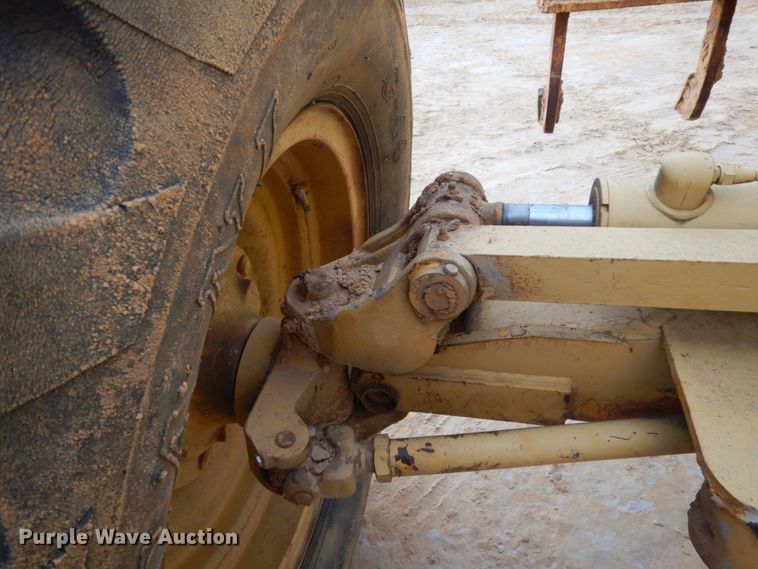 image for item DJ8235 1973 John Deere 570A  motor grader