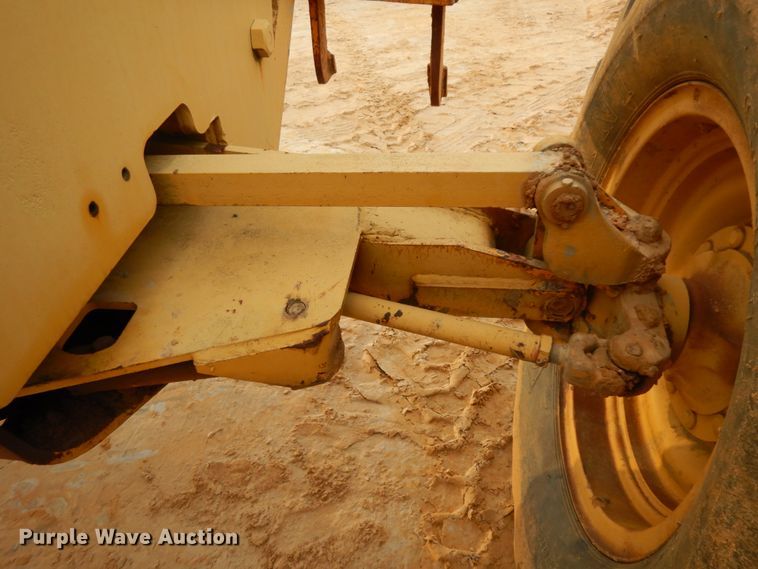 image for item DJ8235 1973 John Deere 570A  motor grader