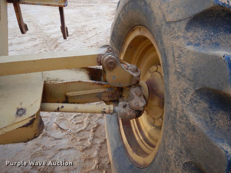 image for item DJ8235 1973 John Deere 570A  motor grader