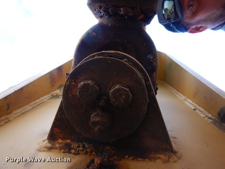 image for item DJ8235 1973 John Deere 570A  motor grader