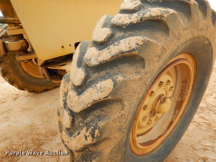 image for item DJ8235 1973 John Deere 570A  motor grader