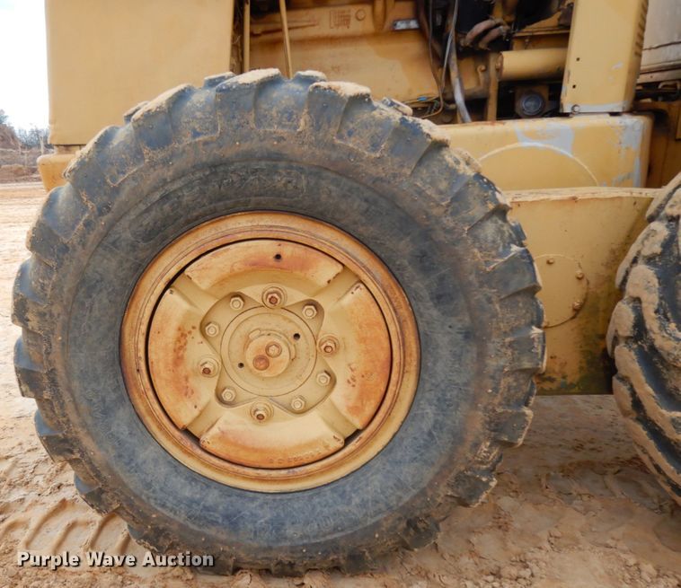 image for item DJ8235 1973 John Deere 570A  motor grader