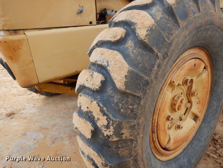 image for item DJ8235 1973 John Deere 570A  motor grader