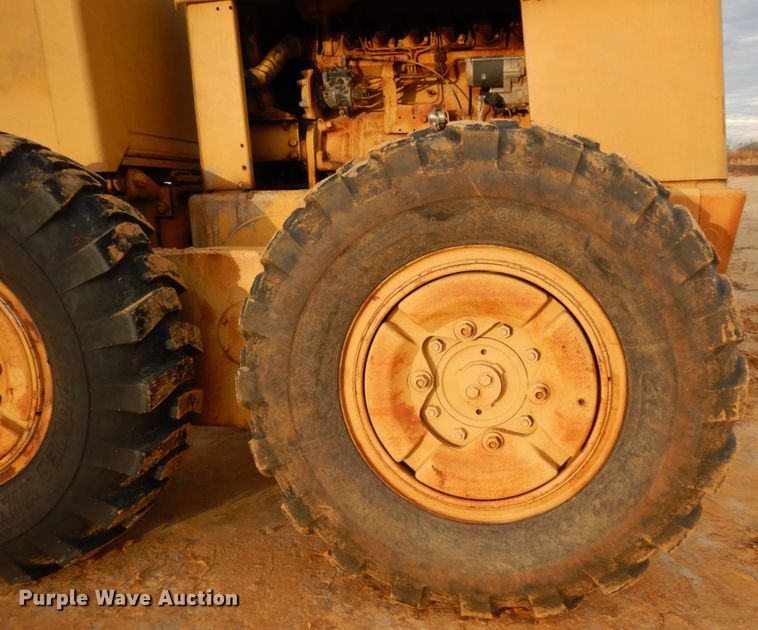 image for item DJ8235 1973 John Deere 570A  motor grader