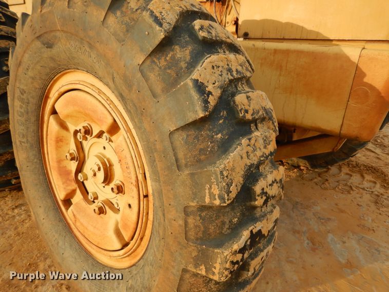 image for item DJ8235 1973 John Deere 570A  motor grader