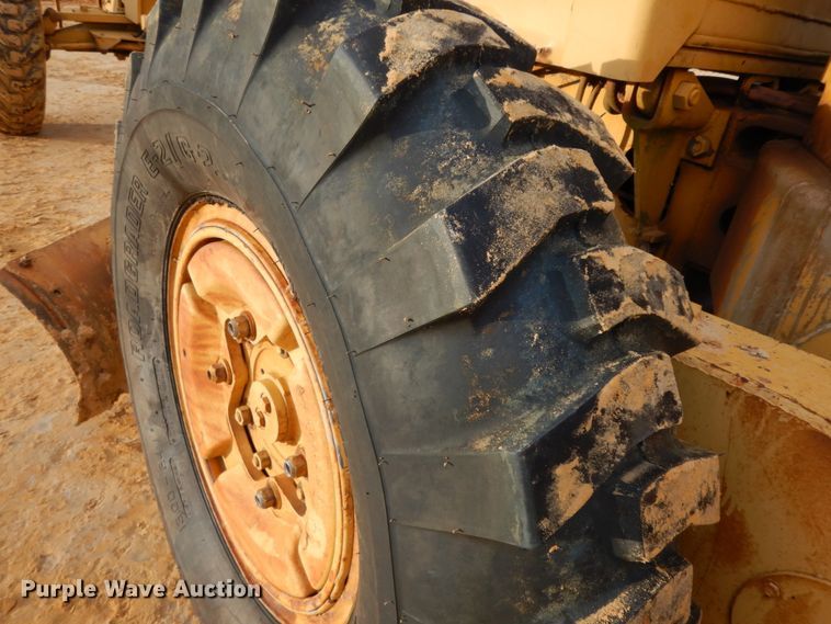 image for item DJ8235 1973 John Deere 570A  motor grader