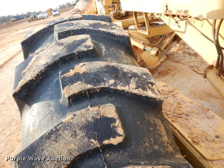 image for item DJ8235 1973 John Deere 570A  motor grader