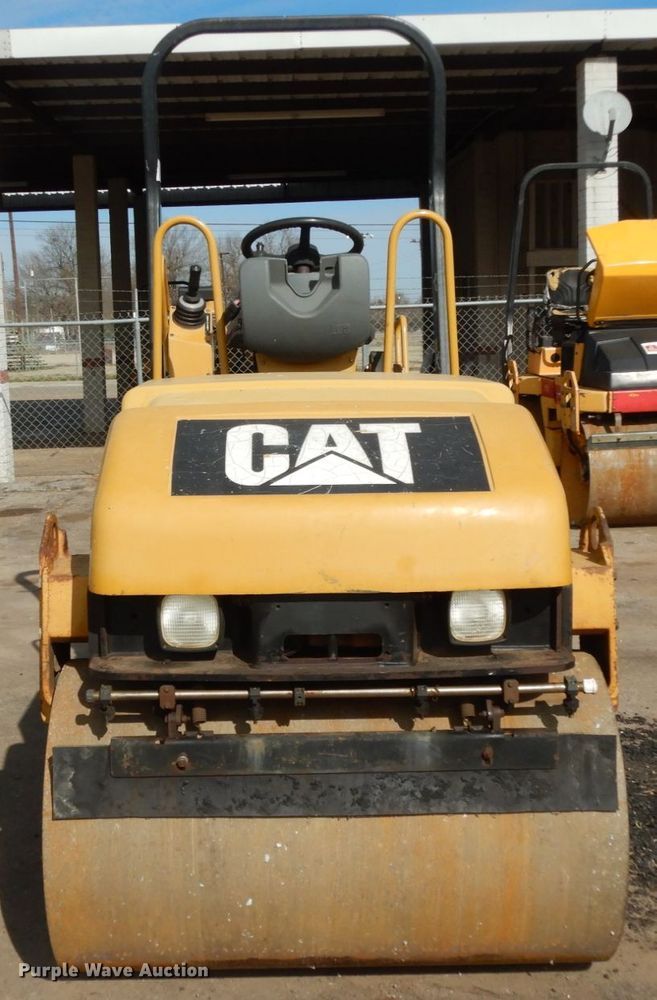 image for item DJ8237 Caterpillar CB-224E  double drum vibratory roller