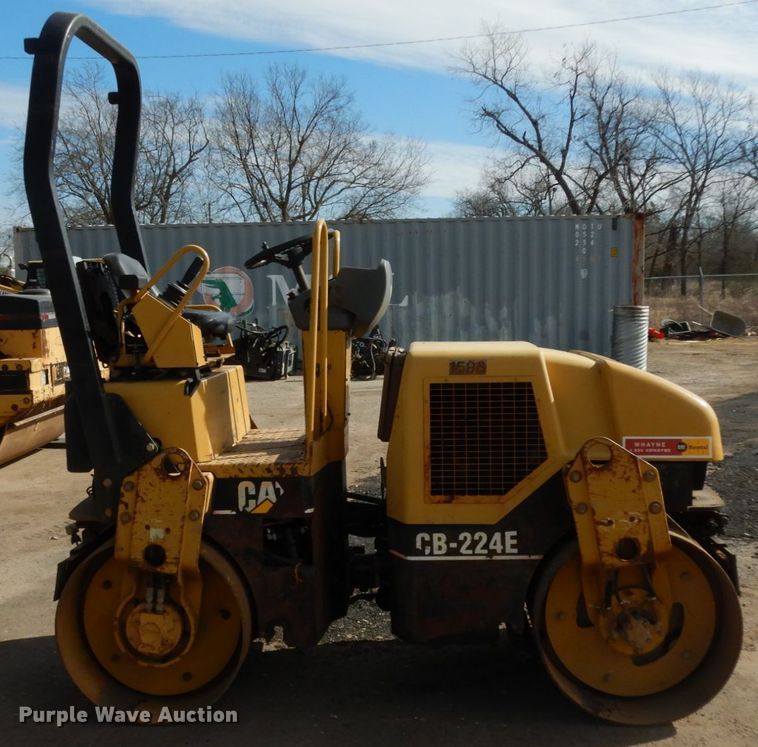 image for item DJ8237 Caterpillar CB-224E  double drum vibratory roller