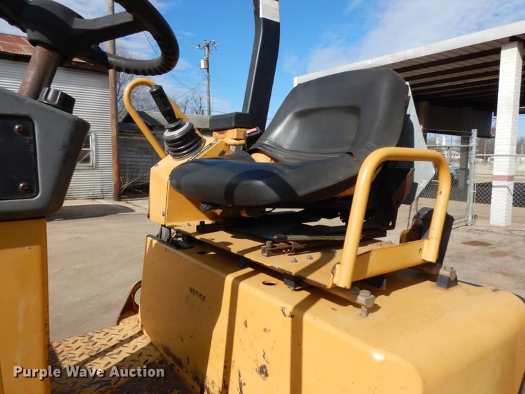 image for item DJ8237 Caterpillar CB-224E  double drum vibratory roller