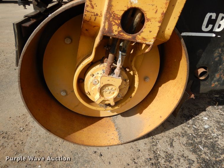 image for item DJ8237 Caterpillar CB-224E  double drum vibratory roller