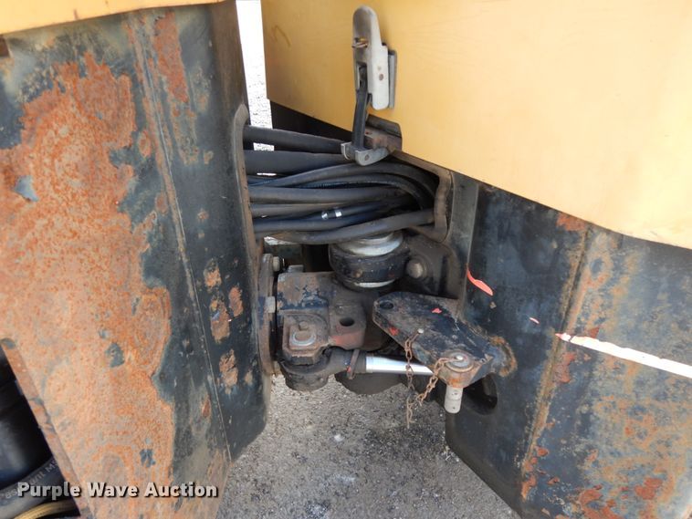 image for item DJ8237 Caterpillar CB-224E  double drum vibratory roller